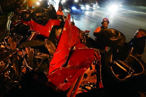 北京一法拉利撞高速护栏后解体 1死2伤(组图) 