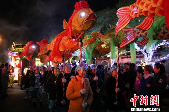 浙江石浦渔港古城"十四夜"闹元宵 鱼灯游街百姓吃糊粒(组图)图为舞龙.