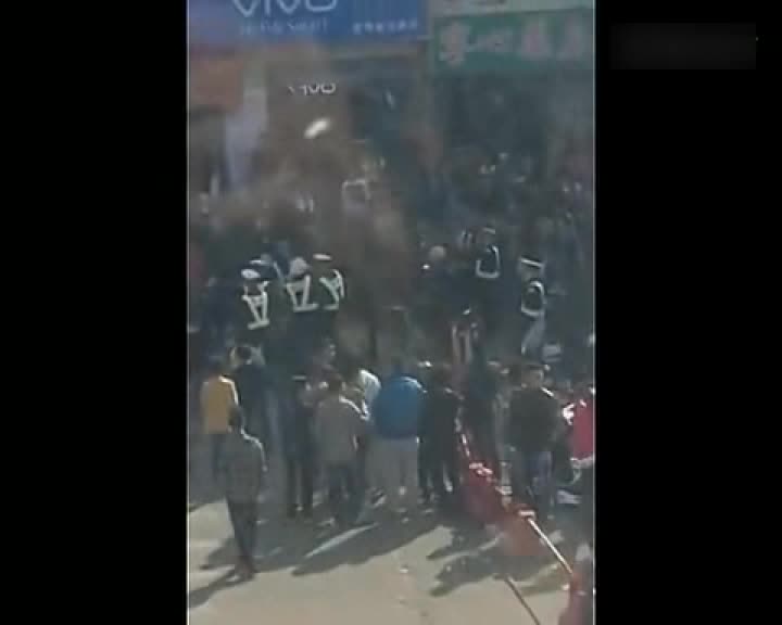 百余人与联防队群殴 来源:搜狐 正在播放 00:02:28 俄罗斯黑社会群殴