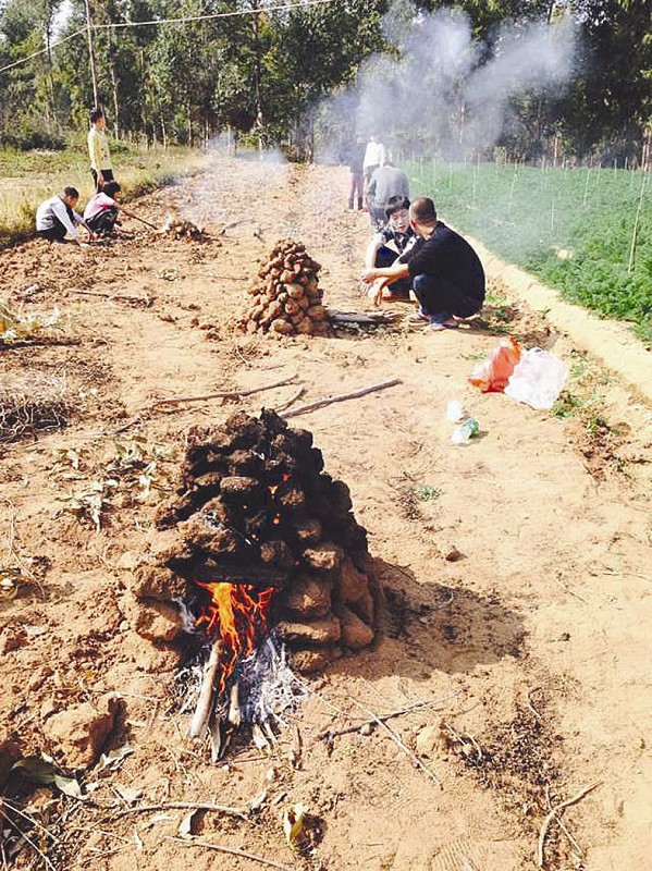 垒起土瓮烤地瓜(图)-搜狐滚动