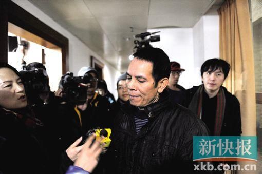 昨日,小华的父亲胡国虎接受媒体记者采访。