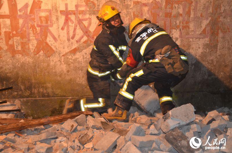 组图:浙江磐安婚礼现场坍塌已致9人死亡 消防现场救援