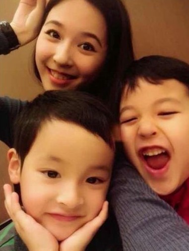 马景涛娇妻与两个孩子