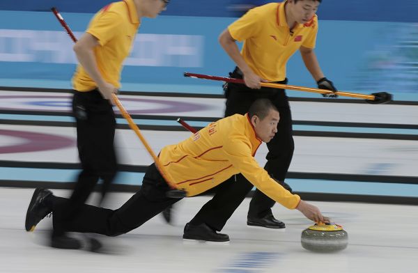 图文:中国男子冰壶5-6瑞典 中国队比赛中