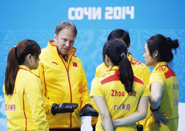 图文：中国女壶11-3韩国 主教练洛克赛中指导