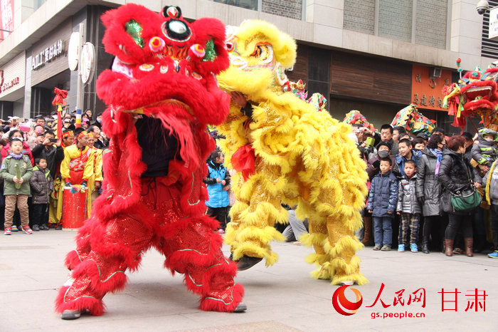 兰州市举办社火踩街闹元宵活动,组织了舞狮舞龙,太平鼓,踩高跷等传统