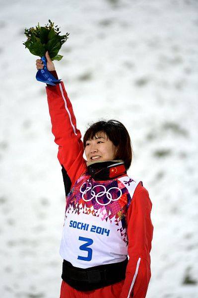 式滑雪女子空中技巧决赛在罗萨-胡特极限公园进行,中国选手徐梦桃以83