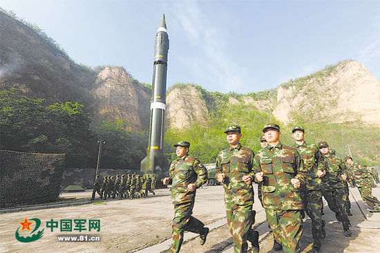 中国二炮部队紧急战备拉练 某神秘导弹耸天而