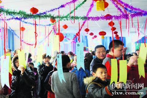 【图】伊犁州图书馆元宵节迎来近千人参与猜灯谜