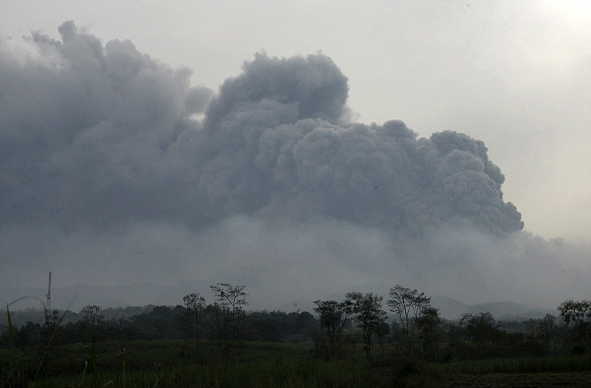 印尼遭火山灰掩埋20万人撤离(高清组图)