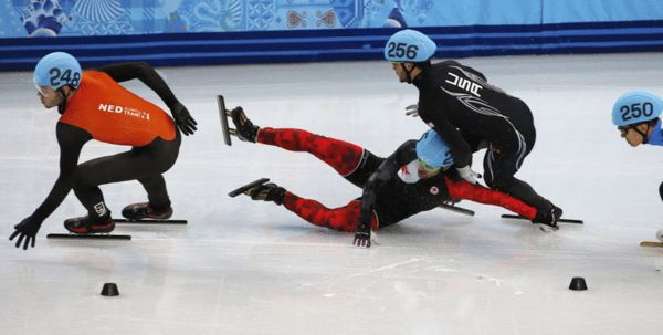 图文:短道男1000米1/4决赛 哈梅林摔倒瞬间