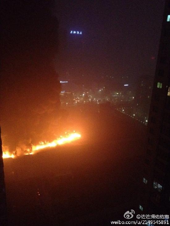 凤城四路与明光路十字西南角一车辆修理厂发生火灾。(图片:网友“佐佐拥佑佑抱”)