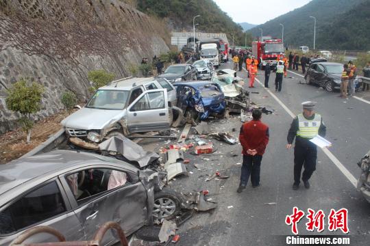 厦蓉高速福建龙岩段16车连环撞致2死8伤组图