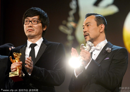 第64届柏林电影节的最后一帧画面定格在了金熊奖获得者、刁亦男华语片《白日焰火》剧组的全体演员身上