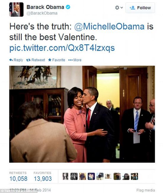 米歇尔在推特上贴出两人的逗趣组图，并写道：“巴拉克(奥巴马)，我永远都是你的情人，情人节快乐。”