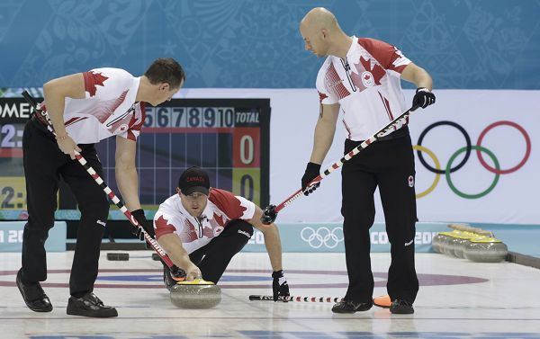 图文：冬奥会男子冰壶第10轮 加拿大队比赛中