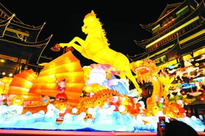 豫园灯会中心广场上的主题灯组张扬着"龙马精神.
