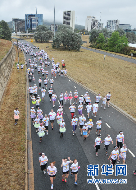 澳大利亚首都堪培拉举行5公里彩色跑[组图]