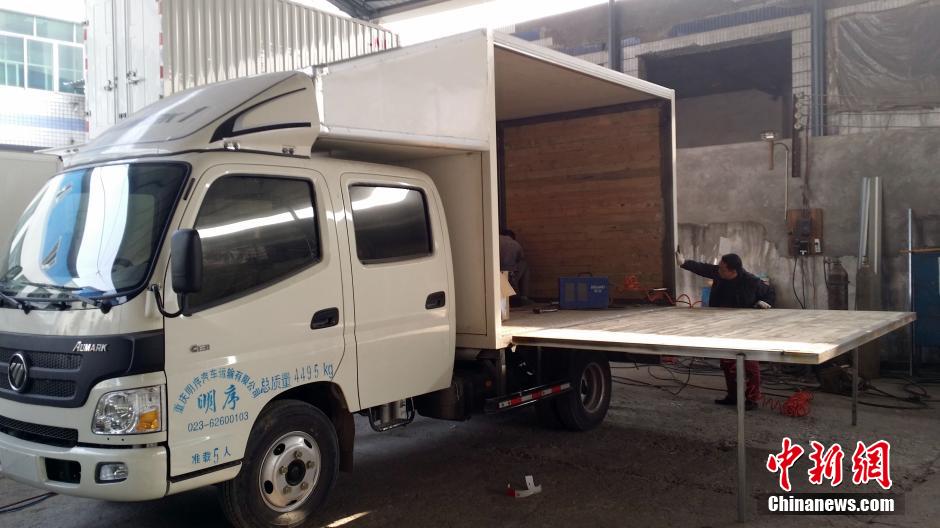 重庆四市民将货车改装成移动别墅 可供12人居