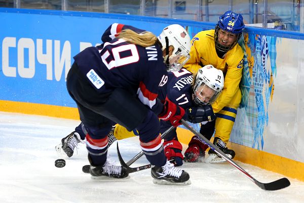 图文:女子冰球美国6-1瑞典进决赛 相互碰撞