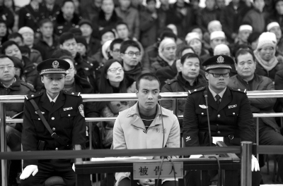 2月17日，被告人麻永东在庭审现场。新华社发登录手机应用平台，免费下载并使用“云拍”，拍摄图片观看视频。