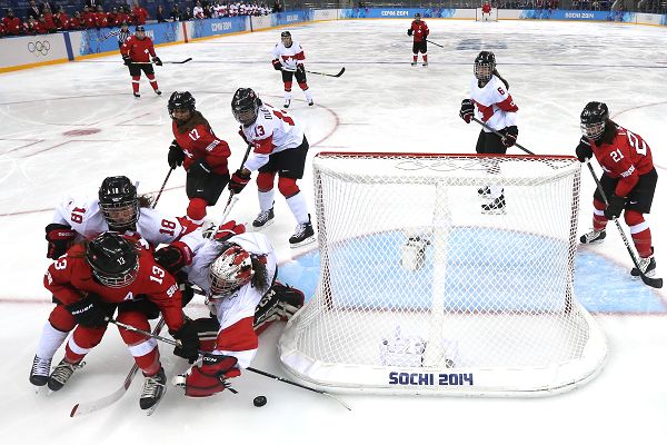 图文:女子冰球加拿大3-1瑞士 比赛竞争白热化-搜狐体育
