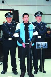 广西平南枪杀孕妇警察胡平昨日在庭上