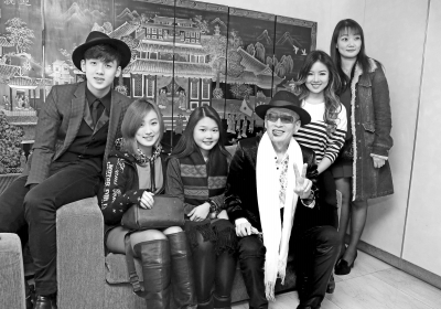 2014年1月5日，高凌风(右三)邀儿女聚餐，(左起为)宝弟、阿宝、孙女芷芸、葛晓洁、葛晓卉。