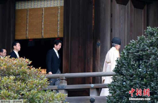 当地时间2013年12月26日，日本东京，日本首相安倍晋三在迎来12月26日执政一周年之际，参拜靖国神社。图为安倍晋三抵达靖国神社。