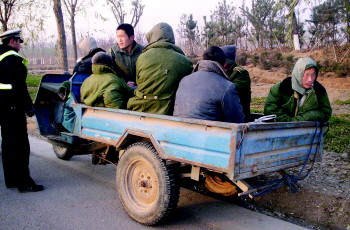 图为交警查获的非法载人农用三轮车.