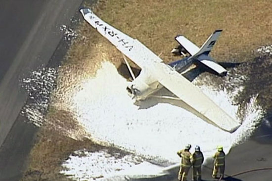 澳大利亚一架飞行员训练机坠毁，机上人员成功逃生。
