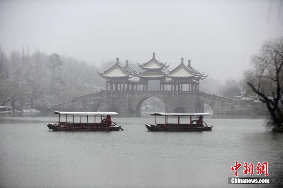扬州瘦西湖银装素裹 江南园林呈现北国风光(