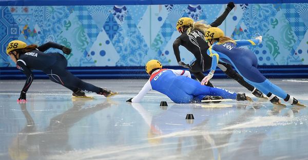 图文:女子短道1000米预赛 捷克选手摔倒