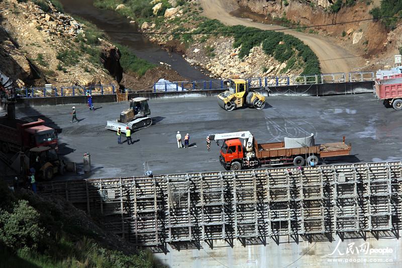 莱索托麦特隆大坝及原水泵站项目,在碾压混凝土大坝施工现场,由当地