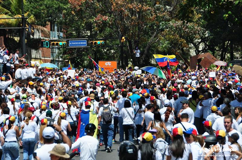委内瑞拉首都民众举行声势浩大集会(组图)