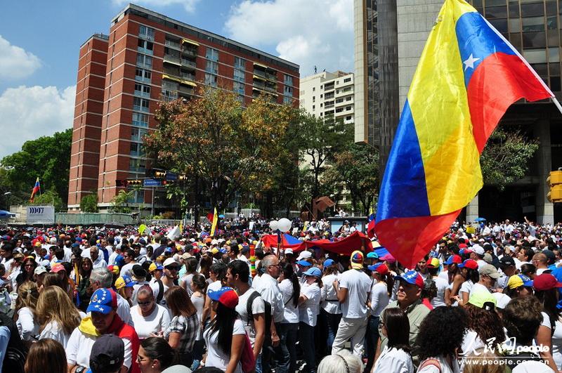 委内瑞拉首都民众举行声势浩大集会(组图)