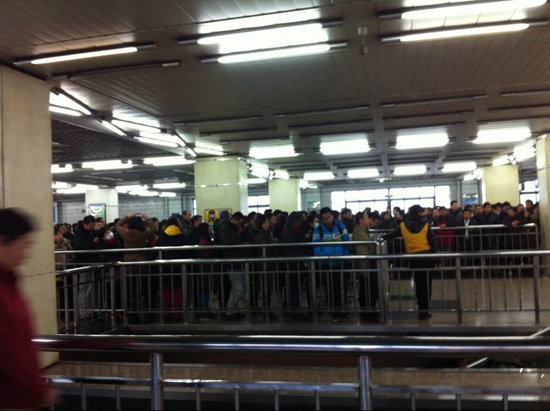 高清组图:19日早高峰北京地铁1号线故障 乘客