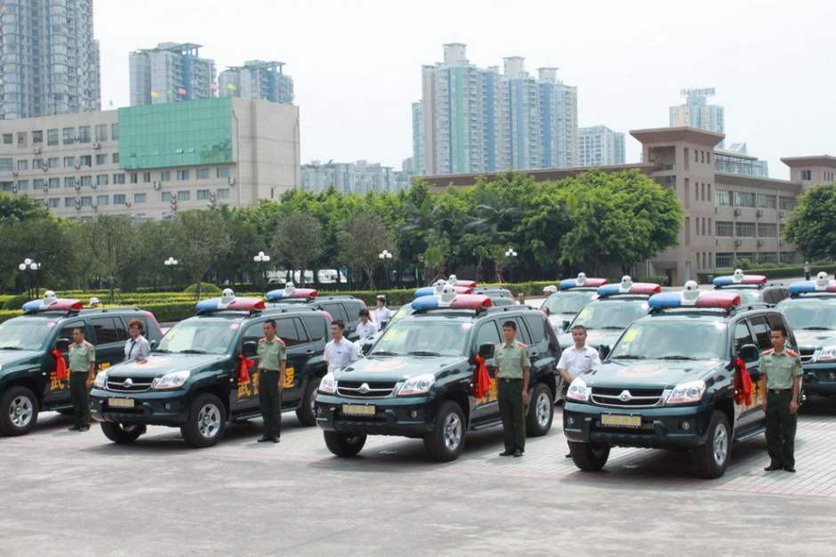 武警猎豹敞篷巡逻车交接验装仪式在北京