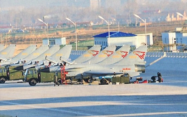 中国空军部队训练基地曝光现场四架飞机不寻常