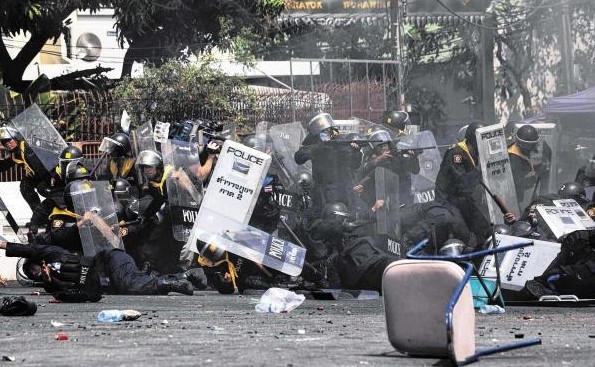 泰国警民冲突 反贪委 弹劾英拉