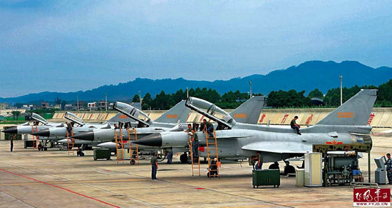 中国空军部队训练基地曝光 现场四架飞机不寻常