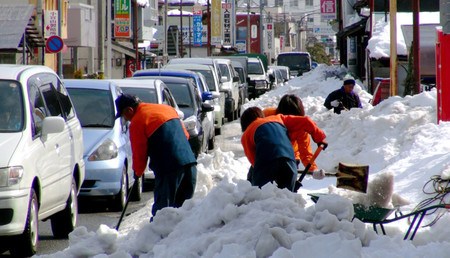 日本雪灾仍有2770户居民被围困 自卫队继续除雪(图)