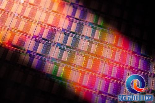 Intel 15核心CPU高清图赏