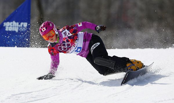 图文：单板滑雪女子平行大回转 日本选手贴地飞