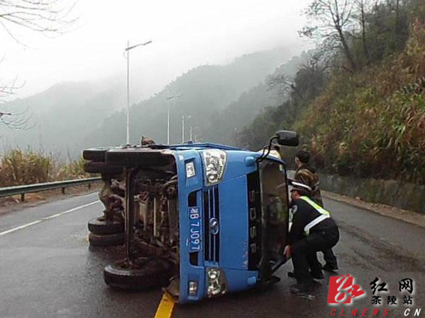 刘雅 通讯员 贺龙军 2月16日,106国道平水路段发生一起交通事故,一辆