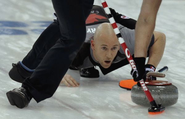 图文:男子冰壶半决赛开战 加拿大队员异常专注