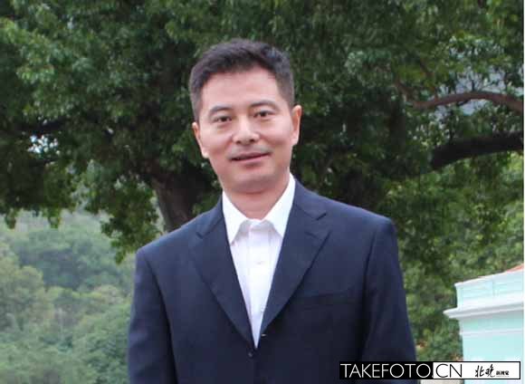 吴亚明《人民日报》高级记者,台港澳侨采访室主任.