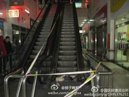 事发电梯已经停运,被拉上了警戒线
