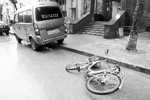 面包车停在单元门前，大妈的自行车倒在后面 现代快报记者 邱稚真摄