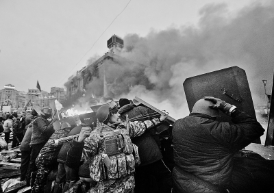 2月19日,在乌克兰首都基辅的独立广场,示威者与防暴警察对抗.